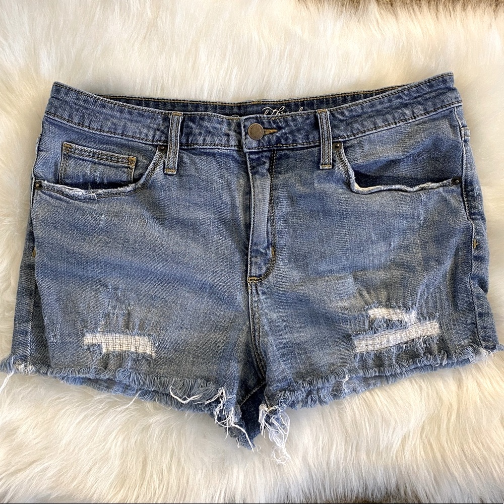 Universal Thread Distressed Hem Denim Shorts